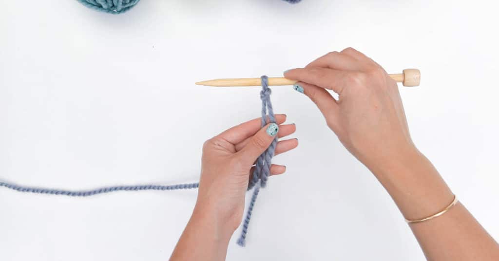 Knitter demonstrates how to tie a Slip Knot for knitting