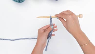 Knitter demonstrates how to tie a Slip Knot for knitting