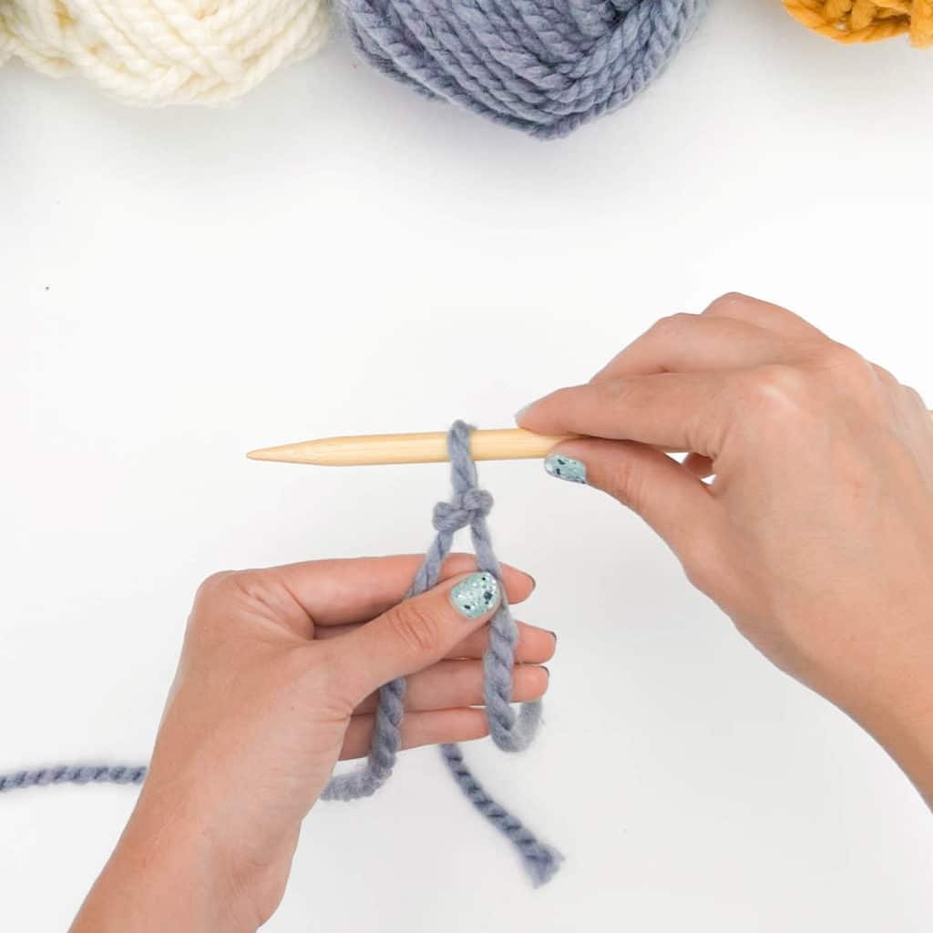 A slip knot on a knitting needle