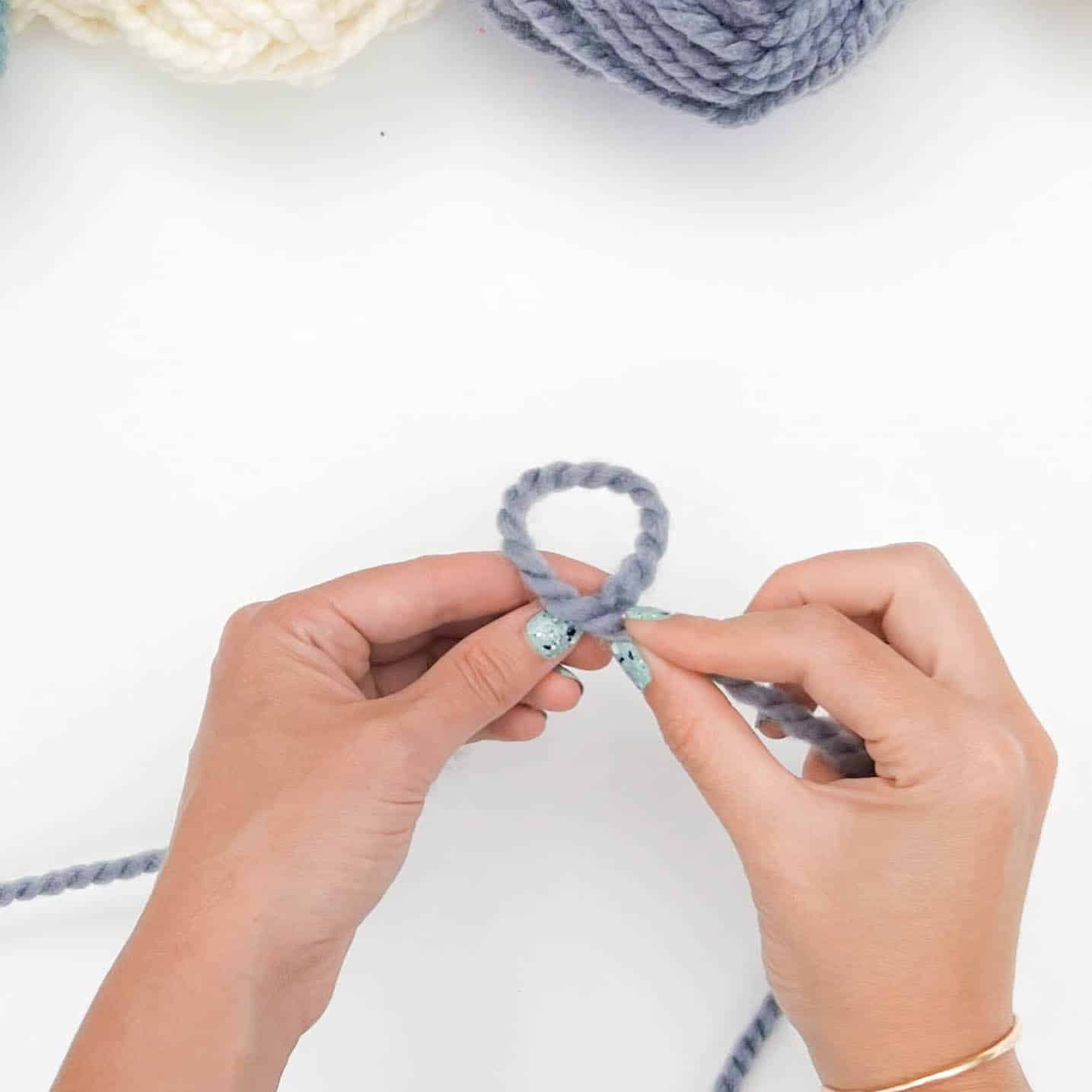How to Tie a Slip Knot for Knitting [5 Quick Steps]