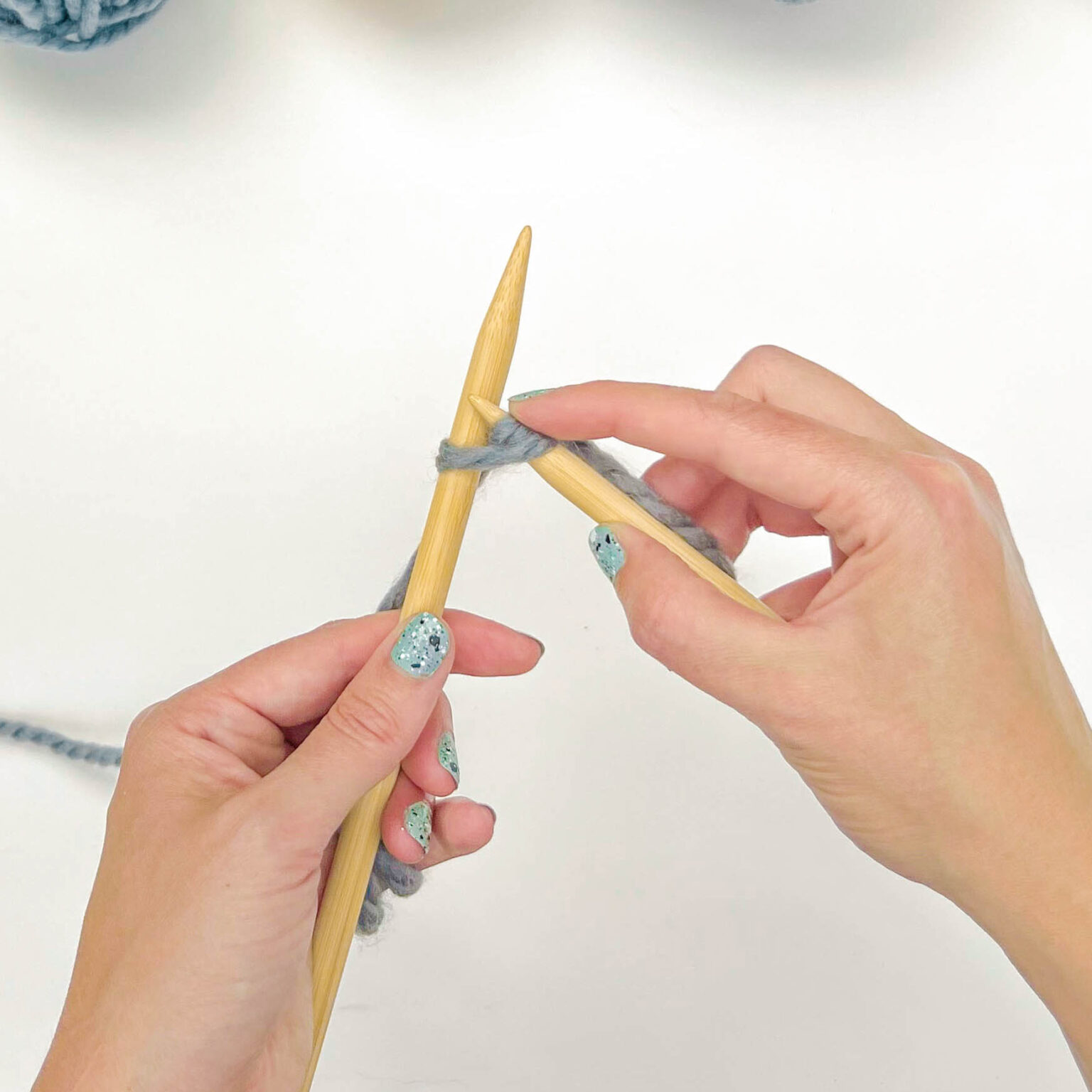 Knitted Cast On for Beginners [5 Easy Steps]