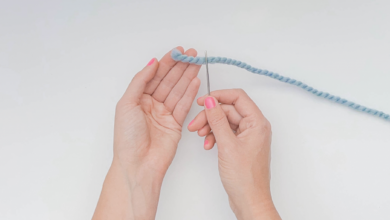 How to thread a yarn needle