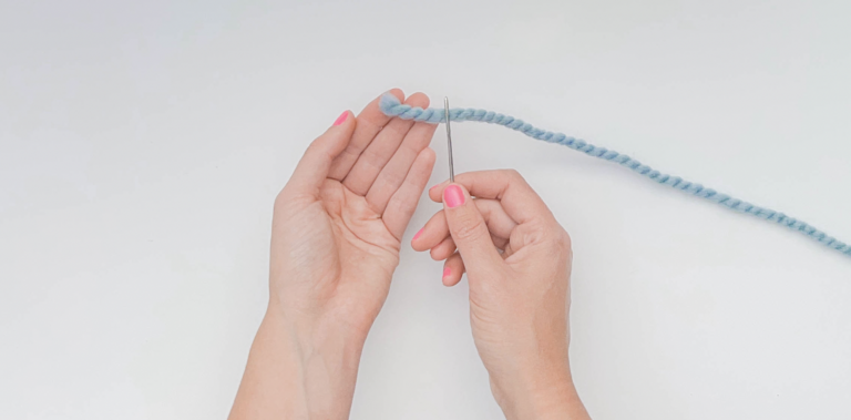 How to thread a yarn needle