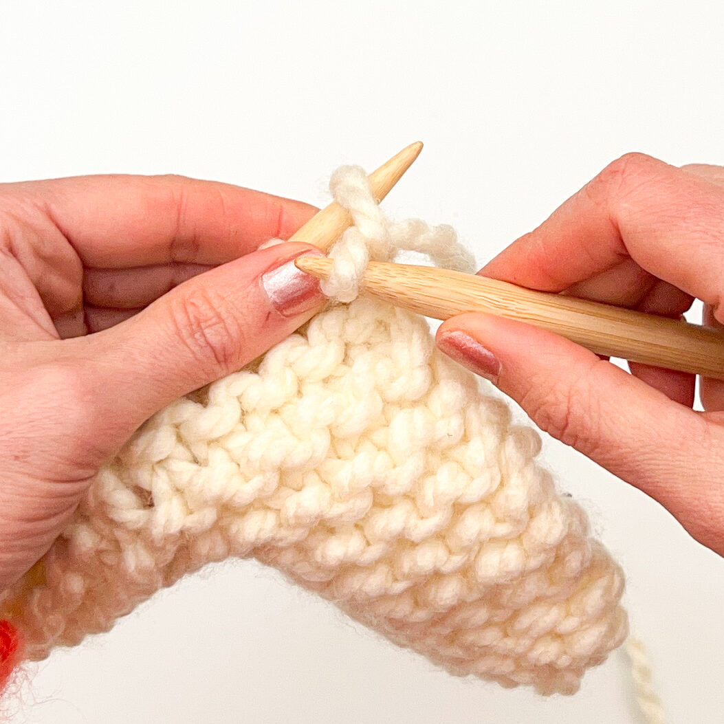 English style knitting - how to throw the yarn step 3