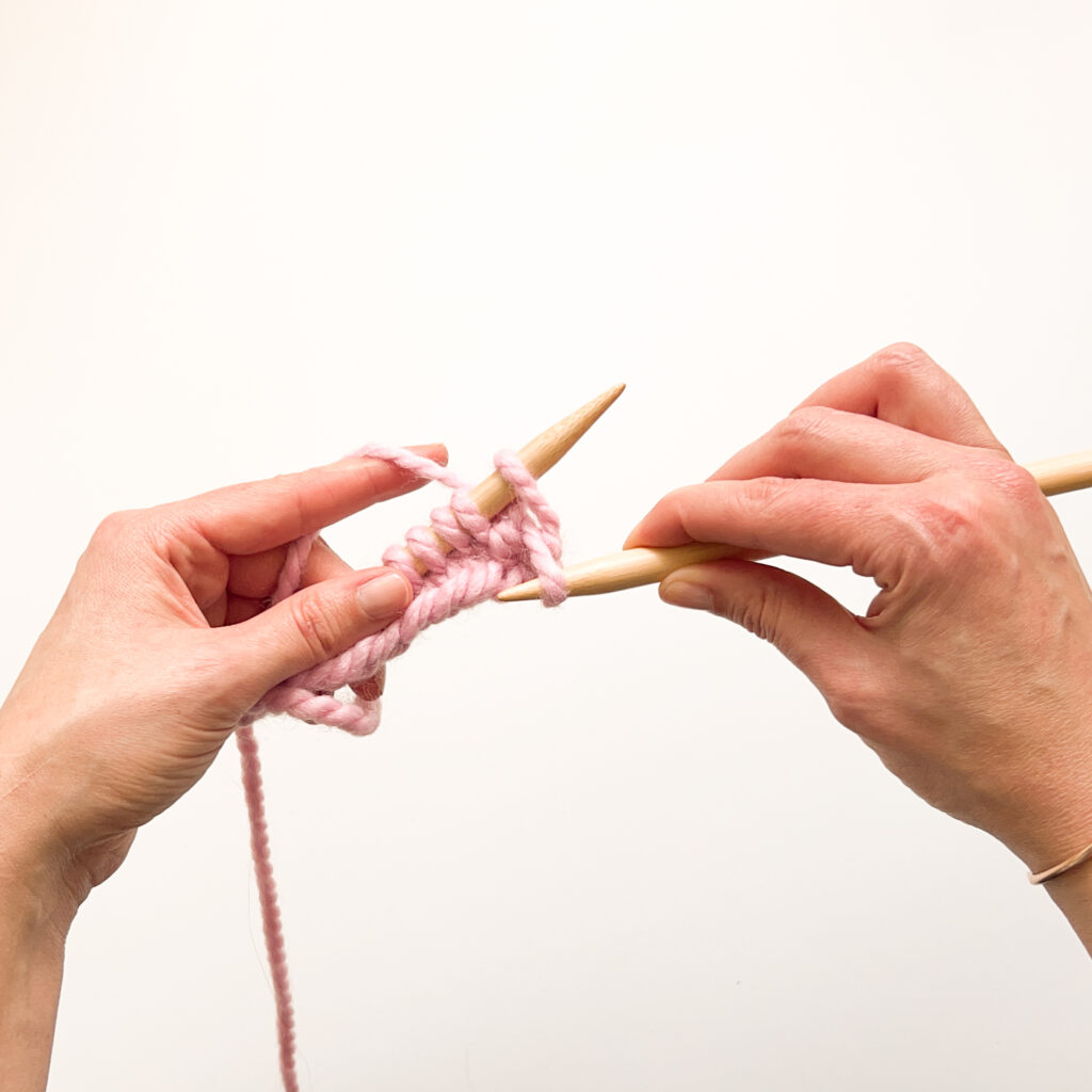 How to knit, step 3