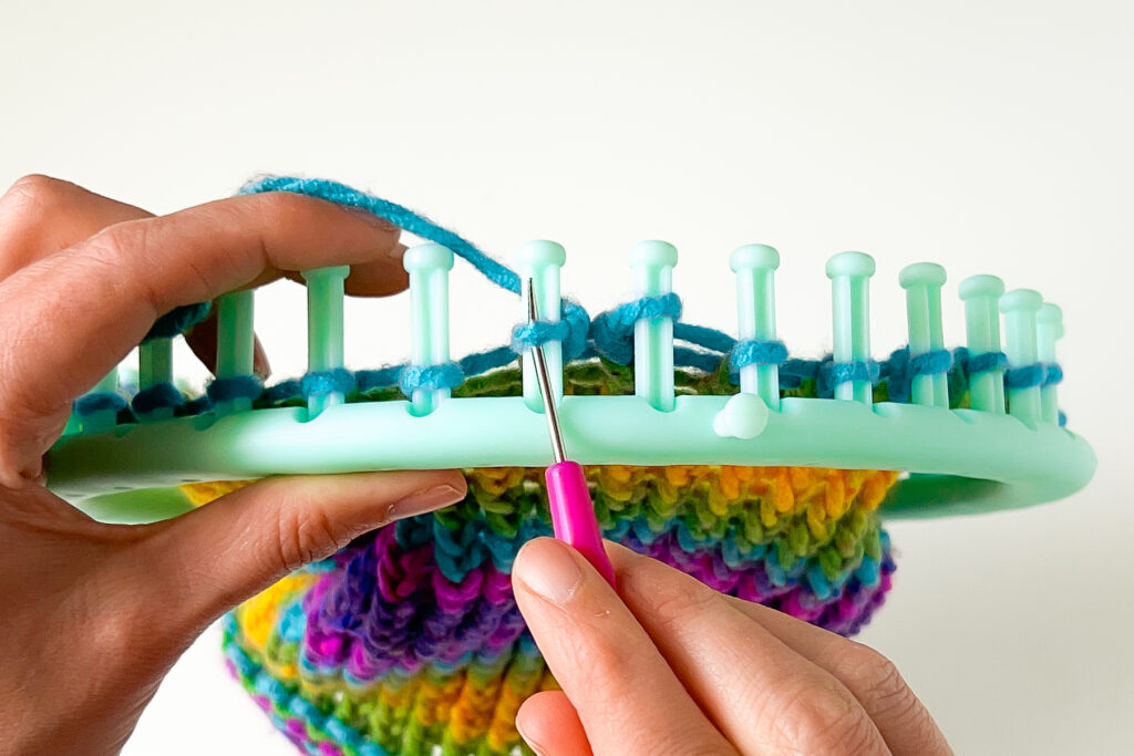 Loom knitting cast off: Slip stitch bind off tutorial.