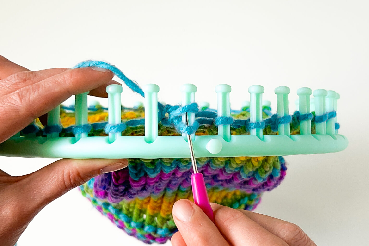 Loom Knit Cast Off Flat Edges in 4 Easy Steps!