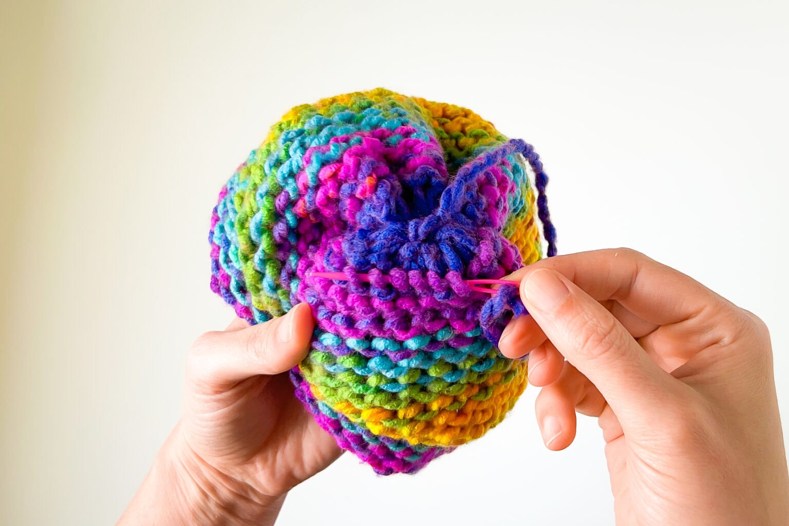 Loom Knit Cast Off Flat Edges in 4 Easy Steps!