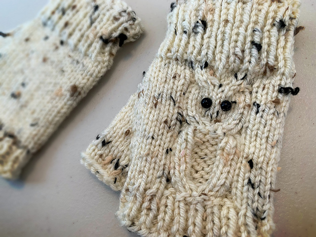 Fingerless Gloves – with OWLS! pattern.