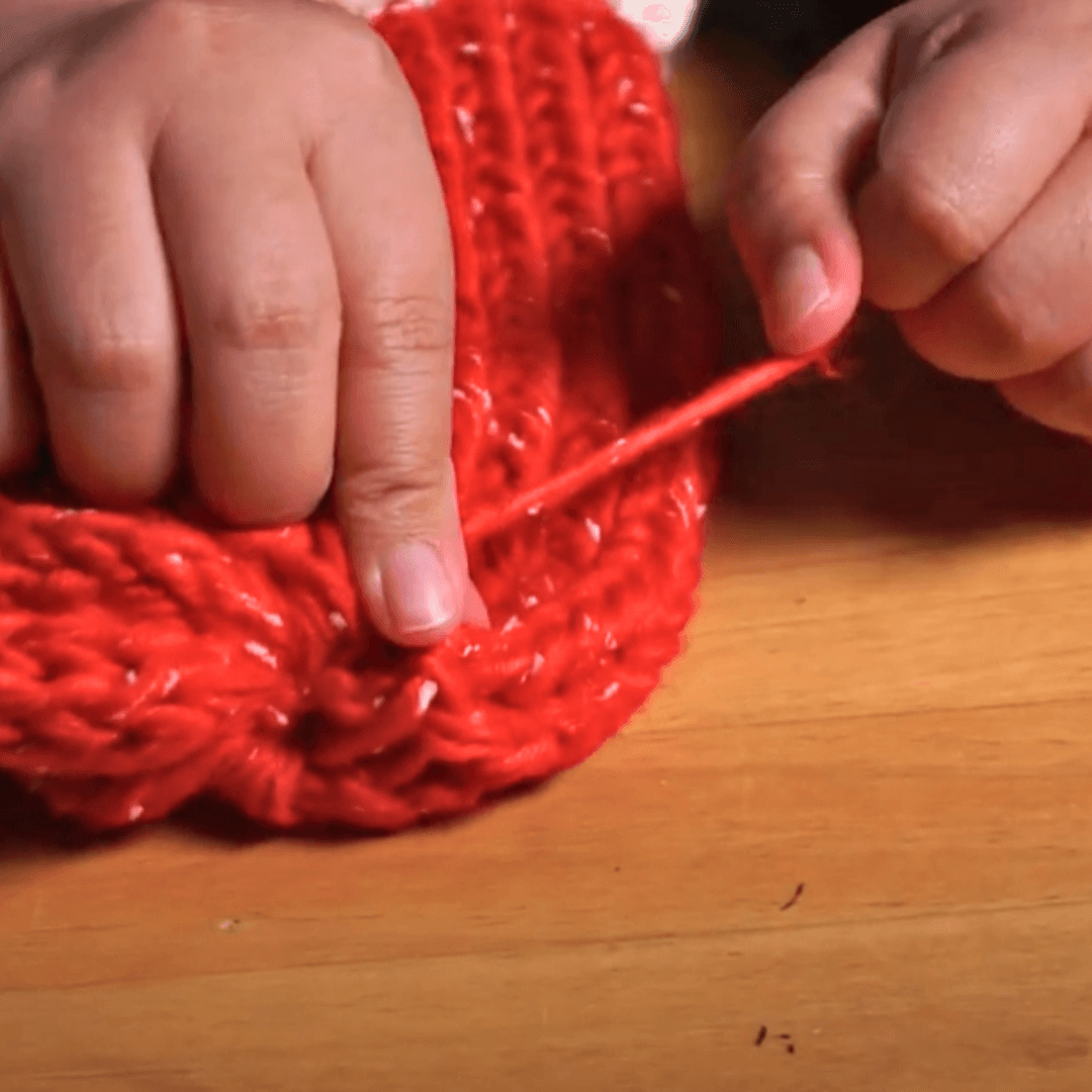 Pull the yarn tail to cinch the opening shut.