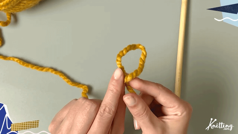 STEP 4

Position the yarn tail behind the loop and grab it with your free hand.
