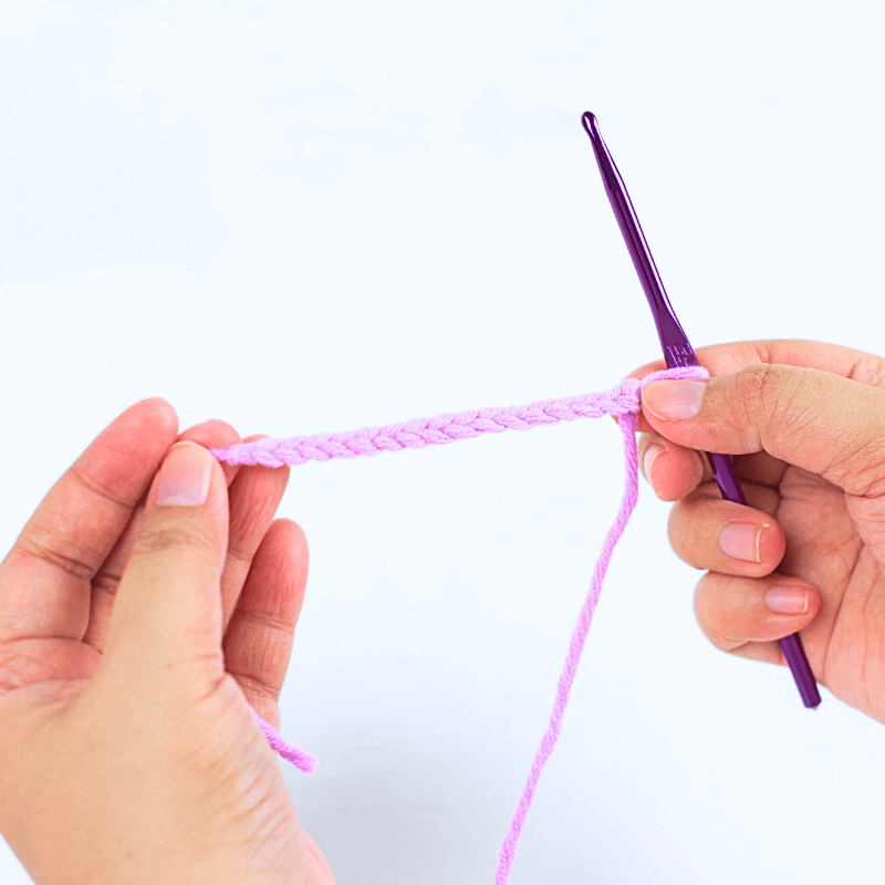 Row 1

We're taking ROW 1 piece-by-piece so you can have a closer look on how the moss crochet stitch is made. 

Chain an even number of stitches. For this tutorial, I'll be chaining 16.