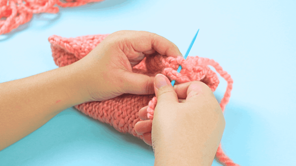how to knit a beanie: sewing the side seam