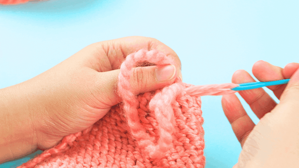 how to knit a hat: weaving the yarn tails into the beanie